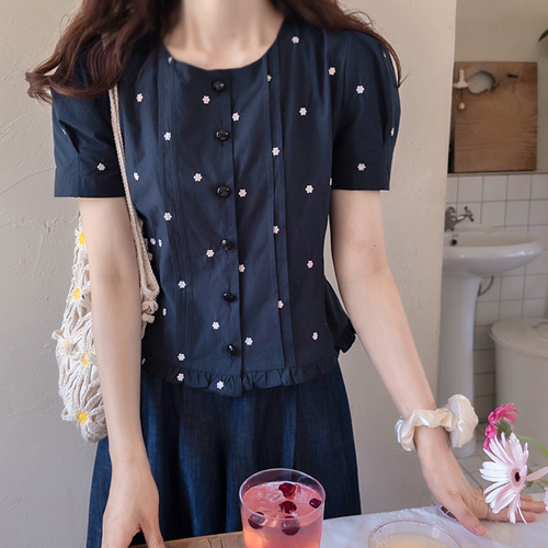 [新賞特価6千ウォン割引] <FONT color=#5a3954>MADE LIN</font>メルディアフラワー刺繍ピンタック フリルブラウス[size:F(55～66)]
