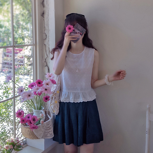[新賞特価8千ウォン割引] <FONT color=#5a3954>MADE LIN</font>モエルレースプリル刺繍ナシブラウス[size:F(55～66)]