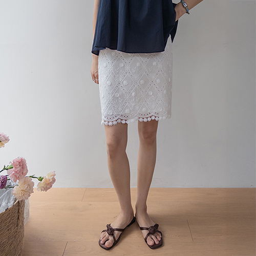 [ベスト特価4千ウォン割引] <FONT color=#5a3954>MADE LIN</font>ミアルフラワー刺繍スカート[size:S,M]