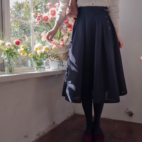 [新特価1万ウォン割引] <FONT color=#5a3954>MADE LIN</font>アリエンサイドボタンポイント プリッツスカート[size:F(55～66)]