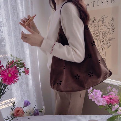 コリッションパンチングフラワースエードポーチセットカバン