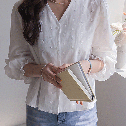 【新賞特価4千ウォン割引】MADE LIN ペオリリボン刺繍 ブイネックシャーリングブラウス【size:F(55～66)】