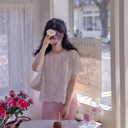 ステイシーラブリーパンチングフラワー刺繍波状模様ブラウス[size:F(55～66)]