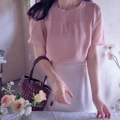 [新特価15％割引] <FONT color=#5a3954>MADE LIN</font>アンストーリー 二重テンセル ショルダーシャーリング 高級米ブラウス[size:F(55～66)]